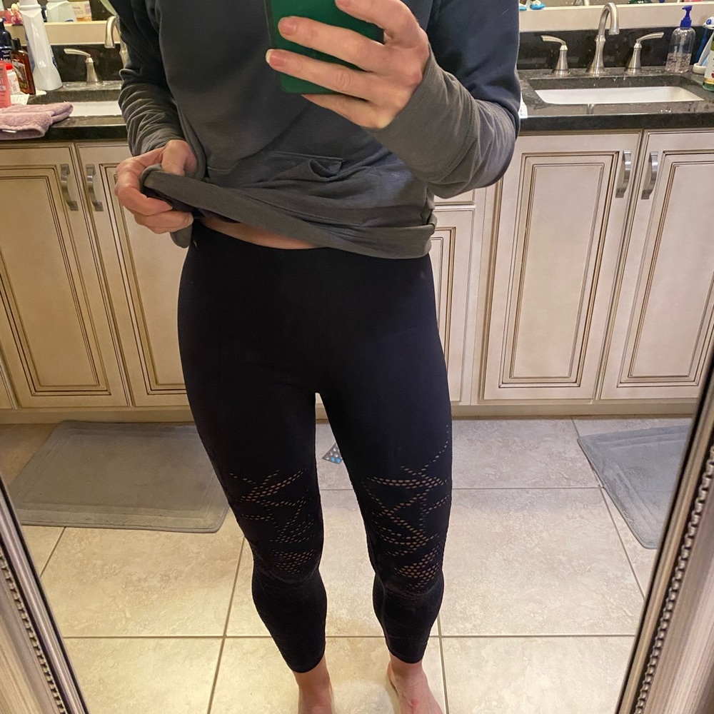 EC Fabletics seamless black capri leggings with adorable cutout pattern SzM